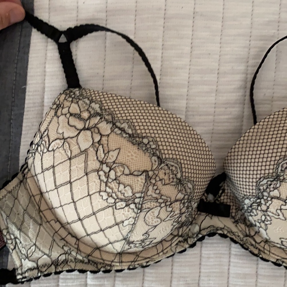 EUC Victoria’s Secret Push Up Bra Criss-Cross Lace - Picture 1 of 9